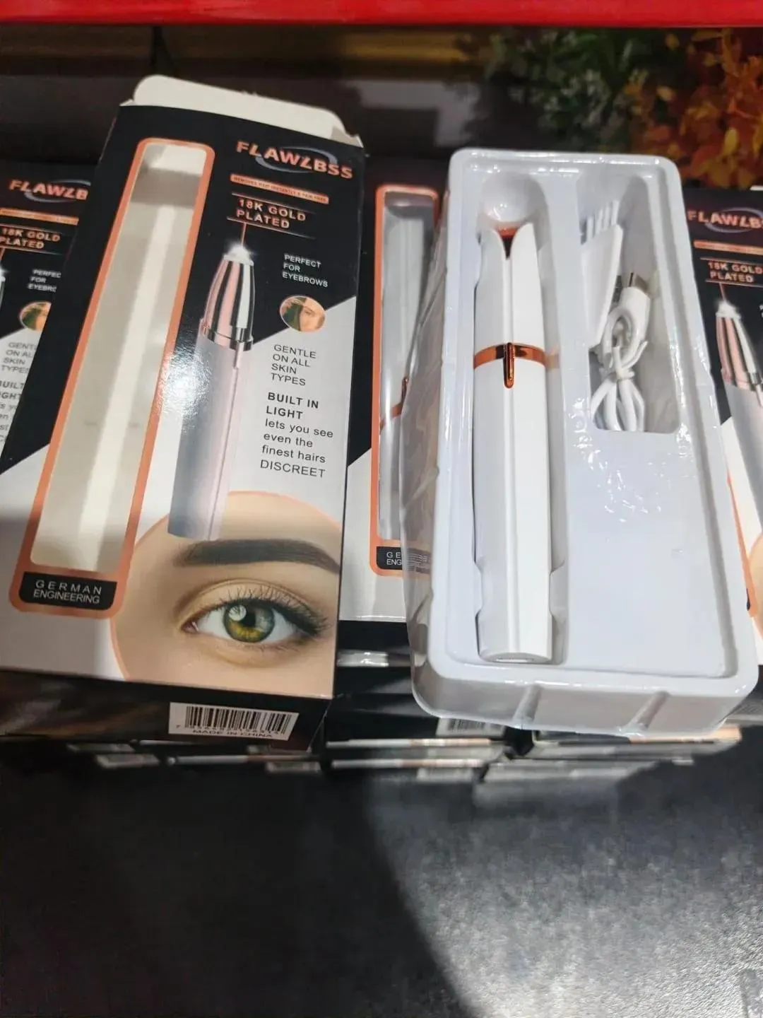 Rechargeable Eyebrow Trimmer with Box Packaging - Image 2